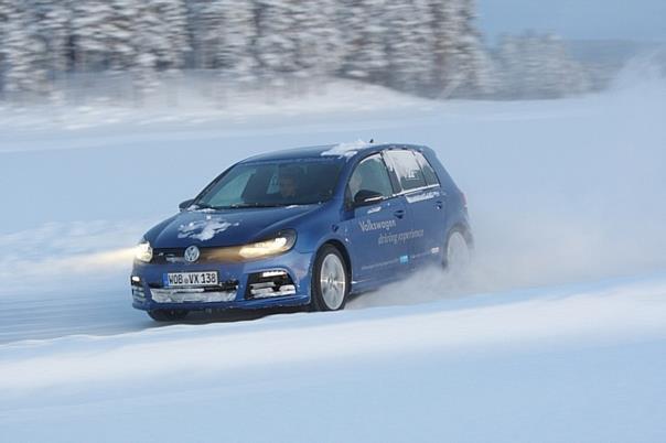 Am Polarkreis mit Elchen um die Wette driften. Foto: Auto-Medienportal.Net/Volkswagen